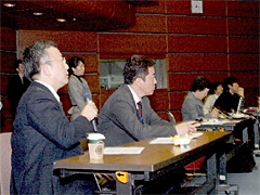 Discussion on diagnosis and treatment progress of a presented case. Dr. Ichiro Takahashi is asking a question.